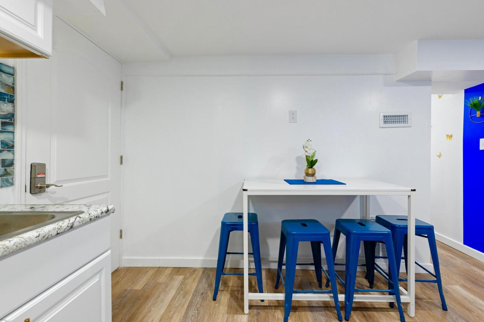 The Sapphire Haven - Your Old Brooklyn Oasis Awaits Families, Couples, Business Travelers Near Downtown With Parking, 300 Mb Wifi & Self Check-In Кливланд Екстериор снимка