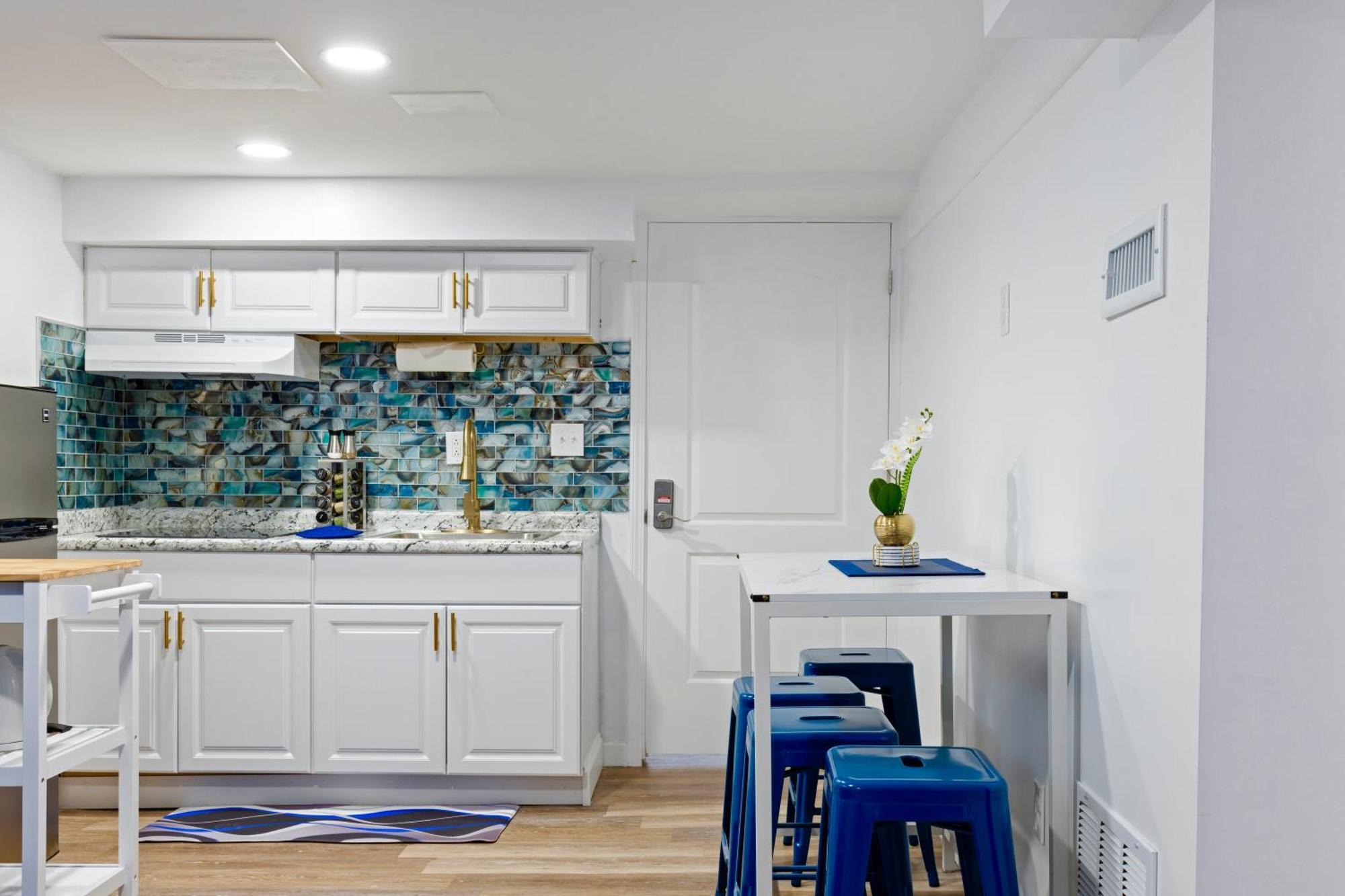 The Sapphire Haven - Your Old Brooklyn Oasis Awaits Families, Couples, Business Travelers Near Downtown With Parking, 300 Mb Wifi & Self Check-In Кливланд Екстериор снимка